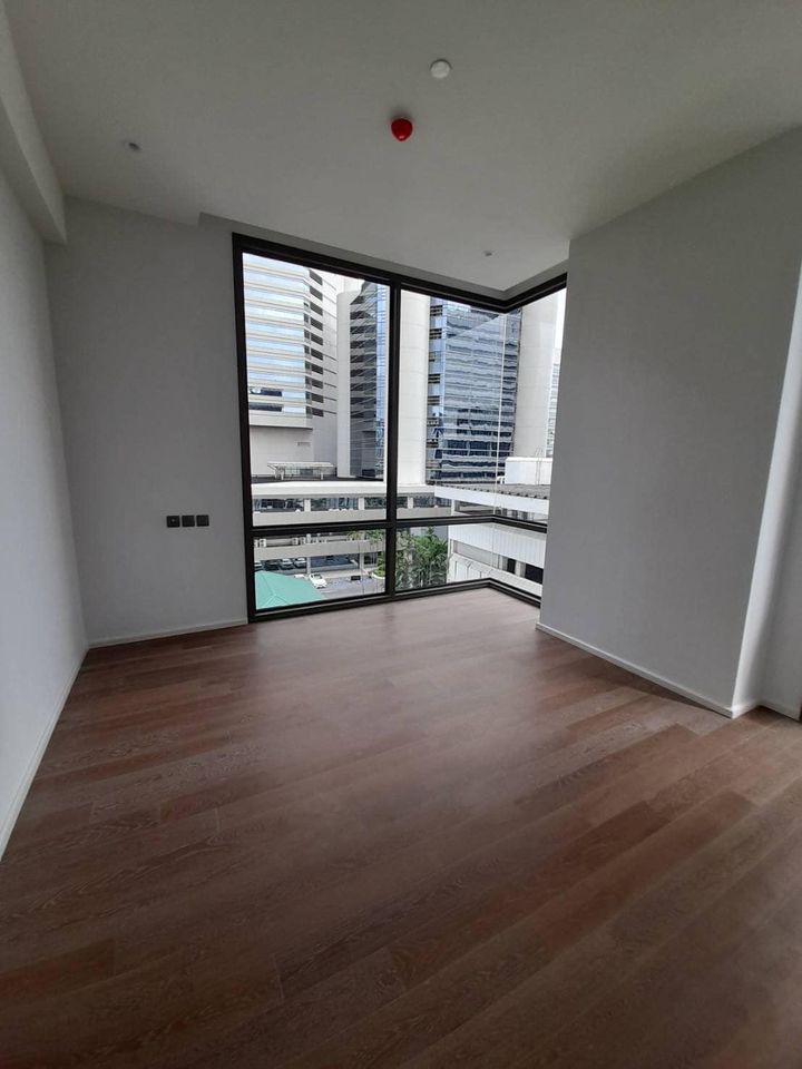 Muniq Langsuan, Bangkok 3