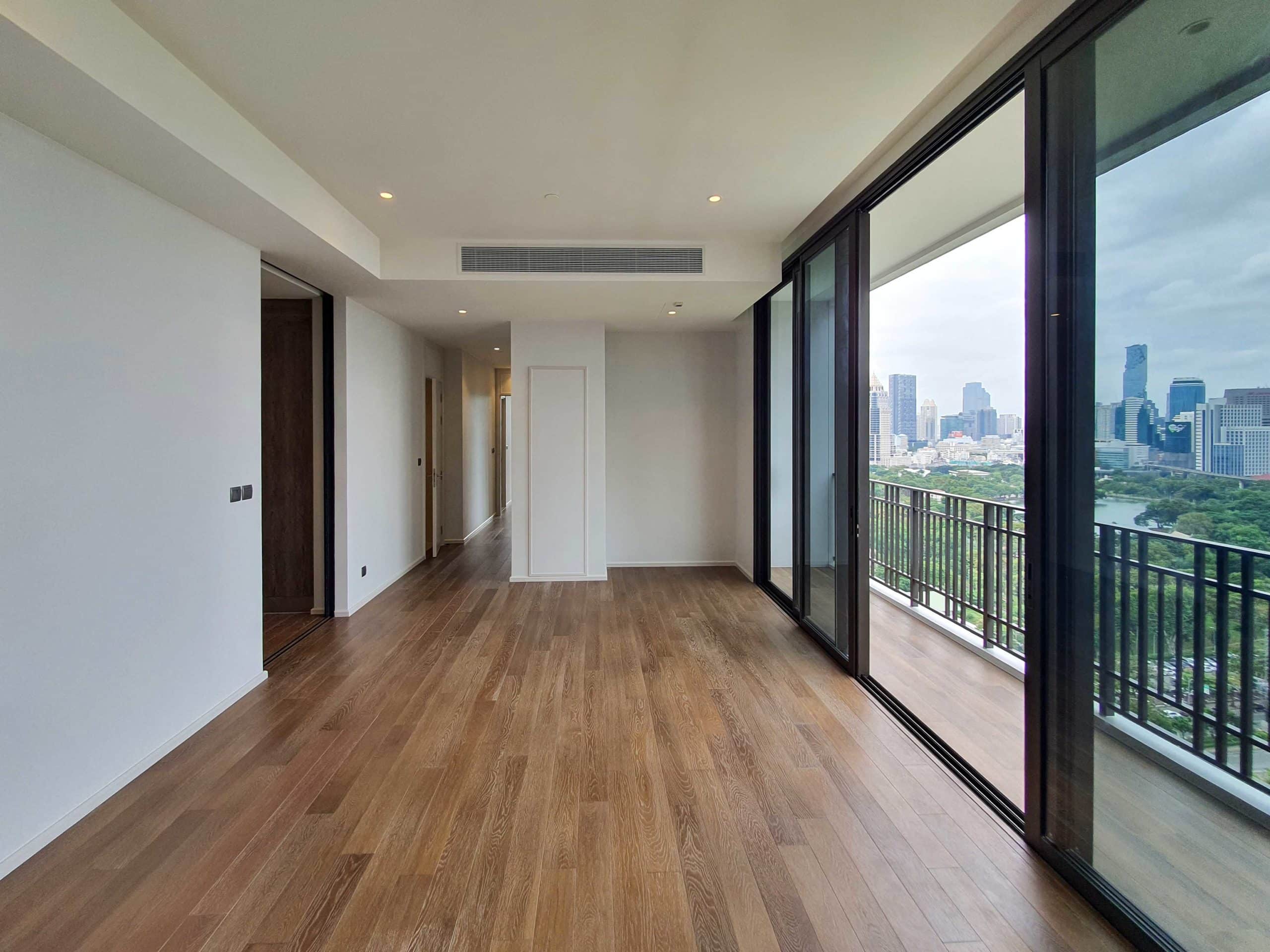 Muniq Langsuan, Bangkok 3