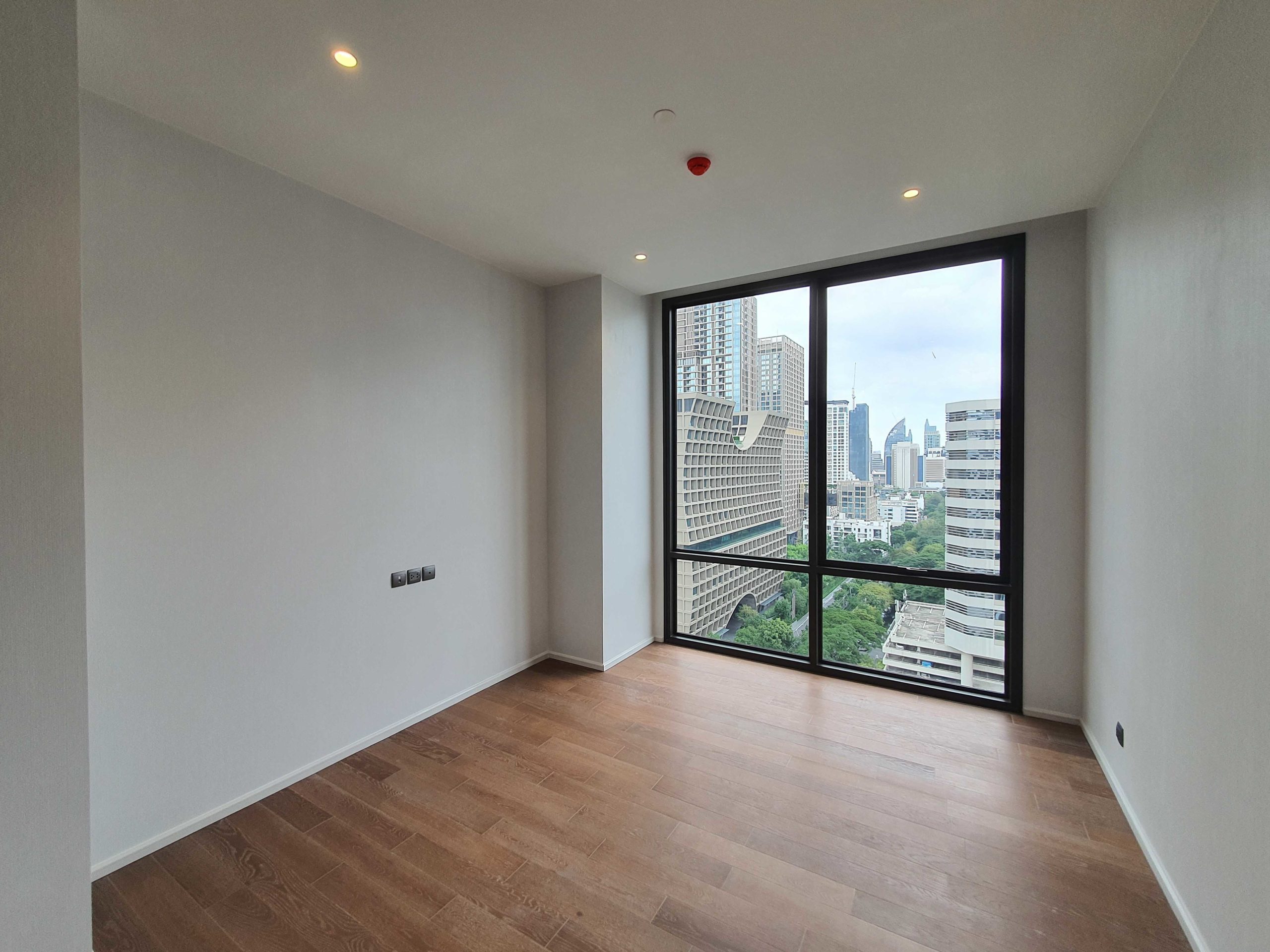 Muniq Langsuan, Bangkok 3