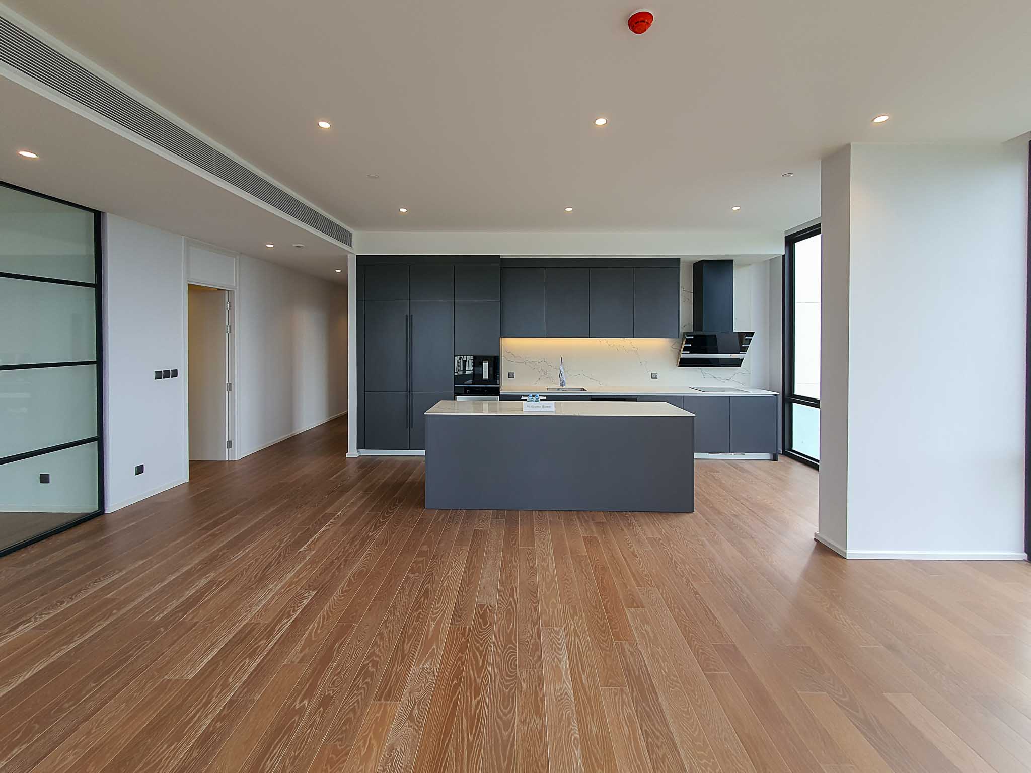 Muniq Langsuan, Bangkok 3