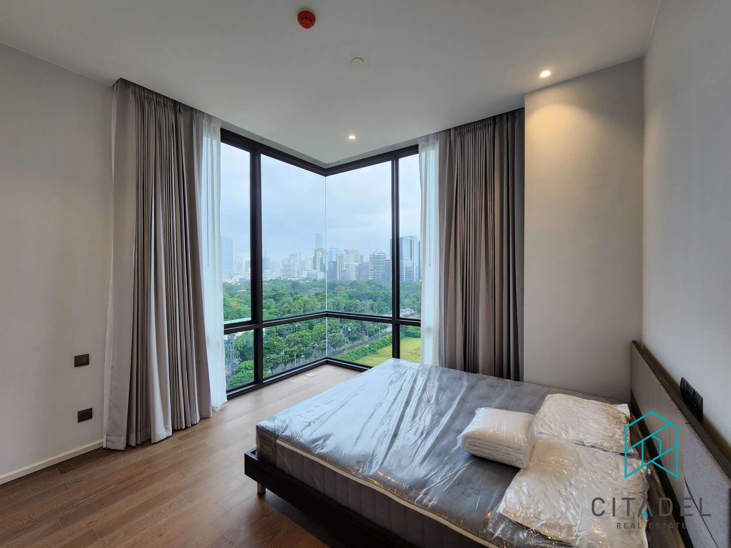 Muniq Langsuan, Bangkok 4