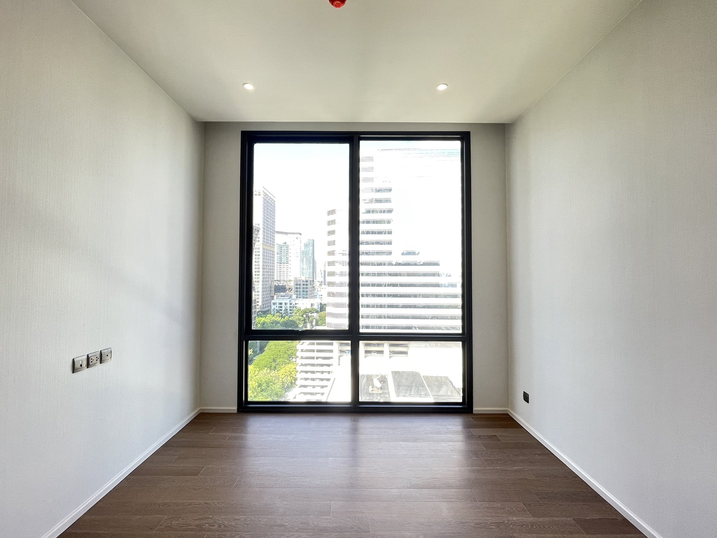 Muniq Langsuan, Bangkok 4